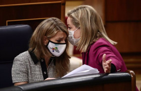 ep archivo   la vicepresidenta de trabajo yolanda diaz i conversa con la diputada de coalicion