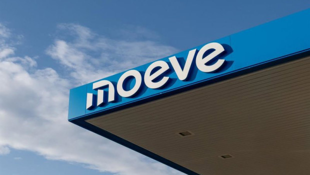 ep archivo logo de moeve en marquesina de una estacion de servicio ep archivo logo de moeve en marquesina de una estacion de servicio