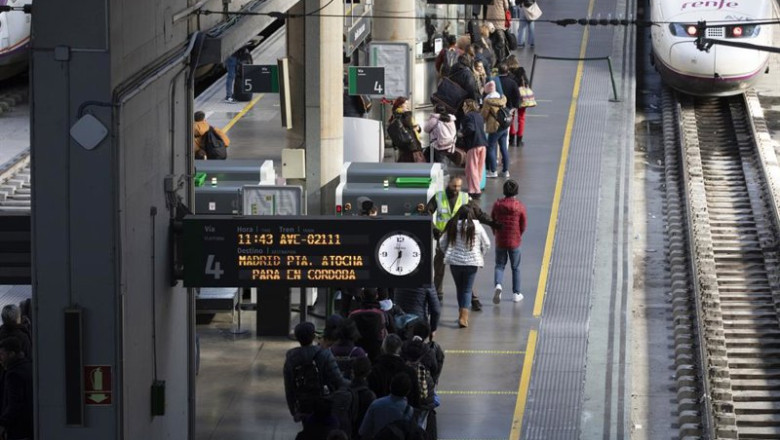 ep archivo   pasajeros en la estacion ferroviaria de santa justa con el panel de los horarios al