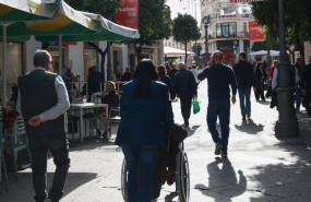 ep archivo   personas caminando por una calle de jerez de la frontera en la provincia de cadiz