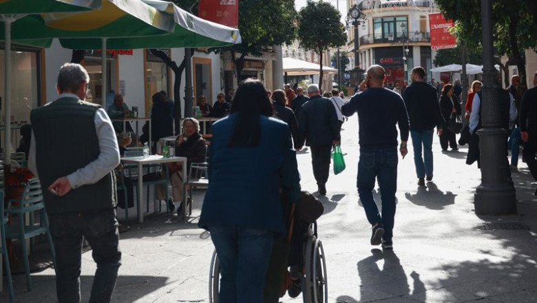 ep archivo   personas caminando por una calle de jerez de la frontera en la provincia de cadiz