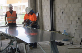 ep archivo   trabajadores de la construccion en una obra con casco