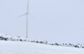 ep archivo   un molino eolico en un campo cubierto de nieve