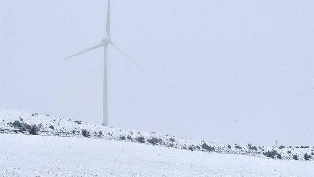ep archivo   un molino eolico en un campo cubierto de nieve