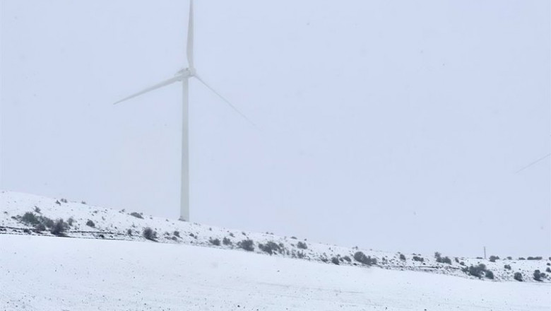 Archivo - Un molino eólico en un campo cubierto de nieve | Óscar Gil - Europa Press - Archivo ep archivo un molino eolico en un campo cubierto de nieve