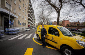 ep archivo   un repartidor de correos al lado de su vehiculo de trabajo