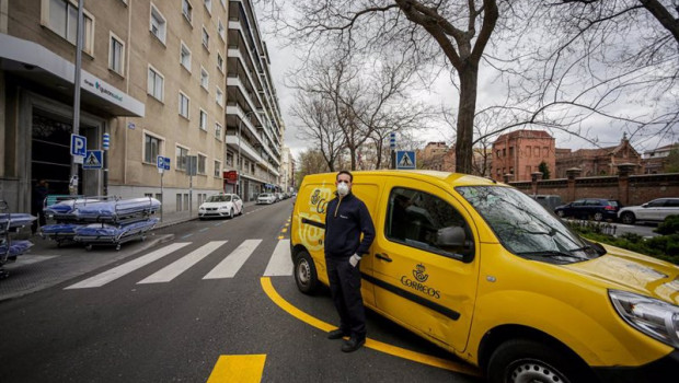 ep archivo   un repartidor de correos al lado de su vehiculo de trabajo