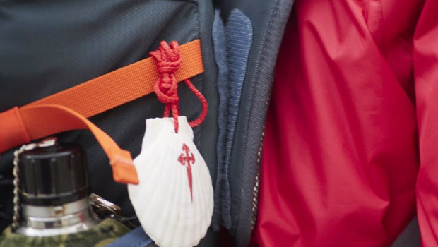 ep archivo   una vecina de cascante navarra izaskun lleva en su mochila la concha de santiago