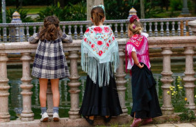 ep archivo   unas ninas vestidas de flamencas en sevilla