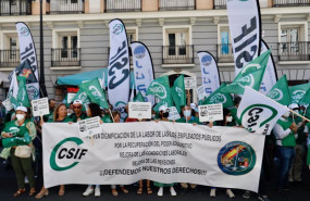 ep archivo   varias personas con banderas de csif y de jusapol durante una concentracion de csif y