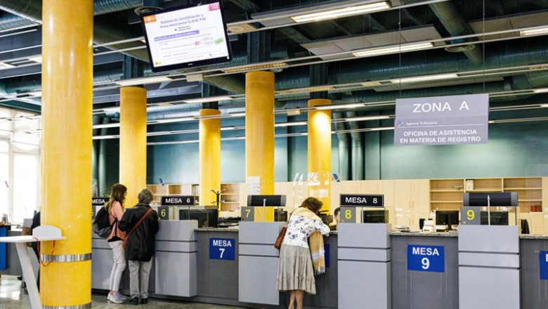 ep archivo   varias personas en una oficina de la agencia tributaria
