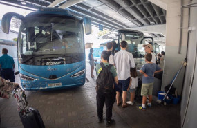 ep archivo   varias personas esperan para coger un autobus en la estacion de autobuses de mendez