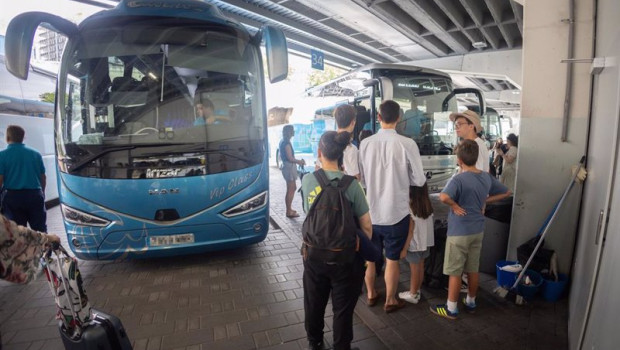 ep archivo   varias personas esperan para coger un autobus en la estacion de autobuses de mendez