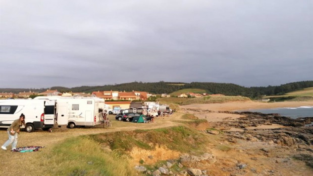 ep autocaravanas y furgonetas en la playa de verdicio en gozon