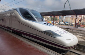 ep ave madrid murcia en la estacion de tren chamartin clara campoamor a 19 de diciembre de 2022 en