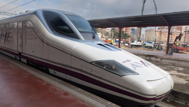 ep ave madrid murcia en la estacion de tren chamartin clara campoamor a 19 de diciembre de 2022 en