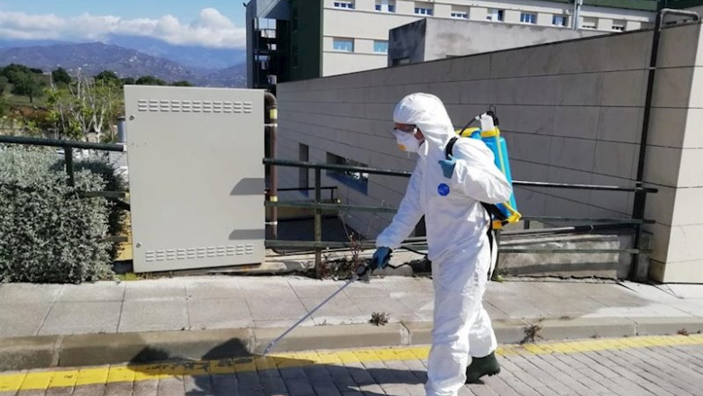 ep bomberos pulverizan el exterior del hospital de la axarquia en malaga e instalan maquinas ep bomberos pulverizan el exterior del hospital de la axarquia en malaga e instalan maquinas