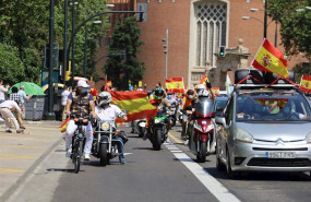 ep coches y motos con pancartas y banderas de espana circulan por las calles de zaragoza en la