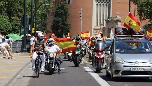 ep coches y motos con pancartas y banderas de espana circulan por las calles de zaragoza en la