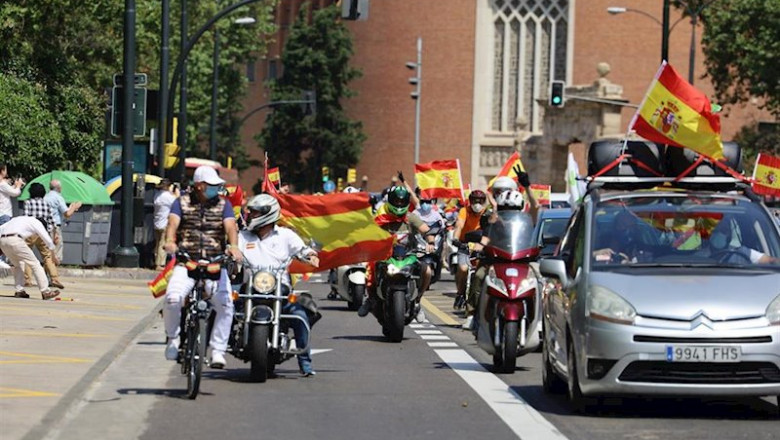 ep coches y motos con pancartas y banderas de espana circulan por las calles de zaragoza en la ep coches y motos con pancartas y banderas de espana circulan por las calles de zaragoza en la
