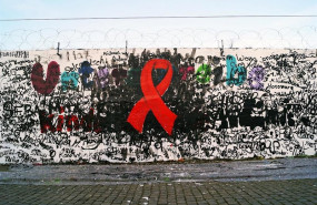 ep crespon rojo pintando en una pared un gesto simbolico para reivindicar el dia mundial de la lucha