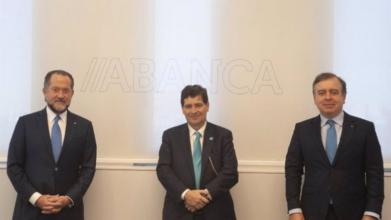 De izquierda a derecha, el presidente de Abanca, Juan Carlos Escotet; el consejero delegado de Novo Banco, Antonio Ramalho, y el consejero delegado de Abanca, Francisco Botas | ABANCA ep de izquierda a derecha el presidente de abanca juan carlos escotet el consejero delegado de novo