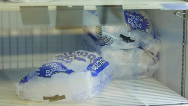 ep detalle de una bolsa de cubos de hielo en un supermercado tras la falta de estos por la gran
