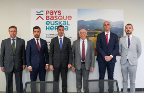 ep el lehendakari imanol pradales y el presidente de la comunidad de iparralde jean rene etchegaray