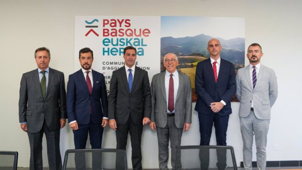 ep el lehendakari imanol pradales y el presidente de la comunidad de iparralde jean rene etchegaray