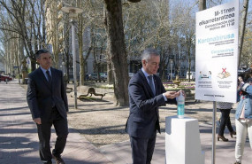 ep el lehendakari inigo urkullu utiliza gel desinfectante en la concentracion por el dia europeo de