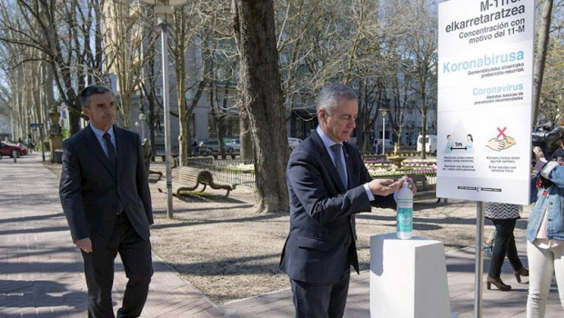 ep el lehendakari inigo urkullu utiliza gel desinfectante en la concentracion por el dia europeo de