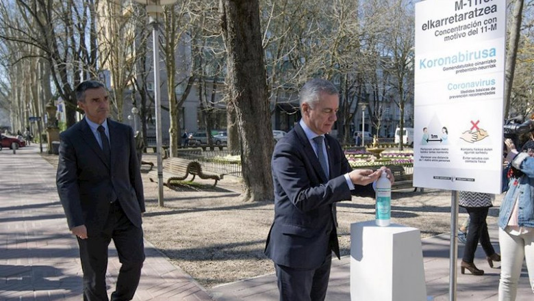 El lehendakari, Iñigo Urkullu, utiliza gel desinfectante en la concentración por el 'Día Europeo de las Víctimas del Terrorismo', celebrada en Vitoria. | IREKIA ep el lehendakari inigo urkullu utiliza gel desinfectante en la concentracion por el dia europeo de