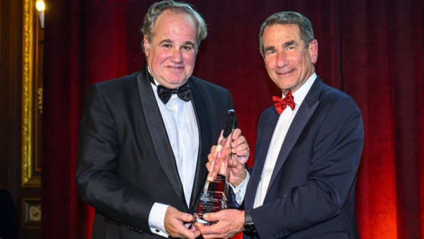 ep el presidente ejecutivo de damm y presidente de disa demetrio carceller izda recibe el premio al