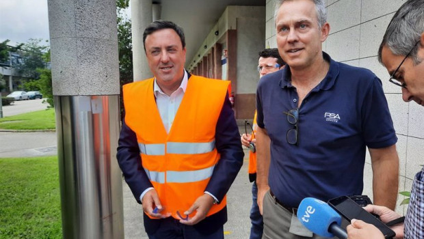 ep el secretario xeral del psdeg valentin gonzalez formoso junto al director de stellantis vigo