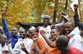 ep eliud kipchoge celebra su logro de bajar de las dos horas de maraton en viena