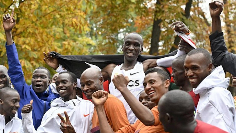 ep eliud kipchoge celebra su logro de bajar de las dos horas de maraton en viena