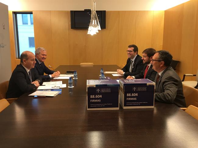 Entrega de firmas de Abogados Cristianos al PP en favor de La Misa de La 2 | EUROPA PRESS ep entregafirmasabogados cristianosppfavorla misala 2