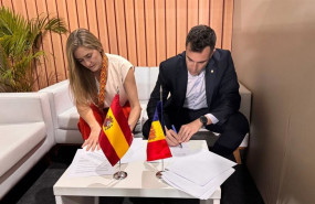 ep forne y aagesen durante la firma del convenio