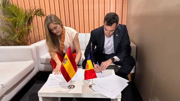 ep forne y aagesen durante la firma del convenio