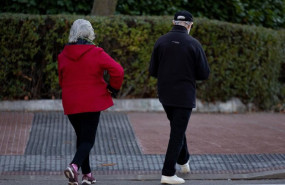 ep foto de archivo dos personas caminan a 26 de diciembre de 2024 en madrid espana