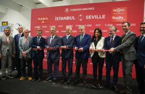 ep foto de familia tras la llegada a sevilla del primer vuelo directo de turkish airlines procedente