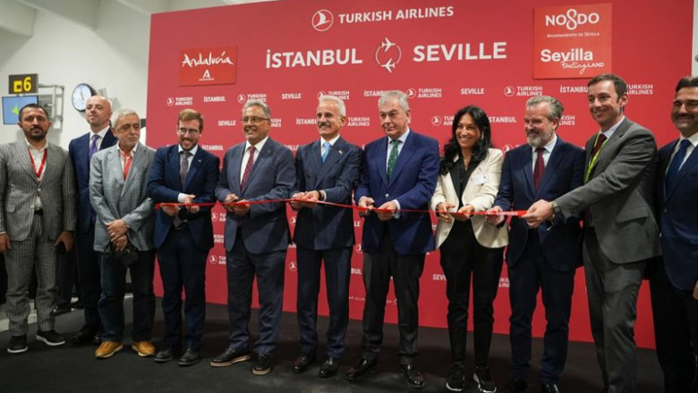 ep foto de familia tras la llegada a sevilla del primer vuelo directo de turkish airlines procedente