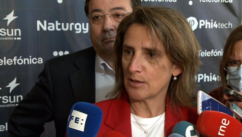 La vicepresidenta tercera del Gobierno y ministra para la Transición Ecológica y el Reto Demográfico, Teresa Ribera, atiende a los medios en Cáceres. | EUROPA PRESS ep la vicepresidenta tercera del gobierno y ministra para la transicion ecologica y el reto 20220425154803