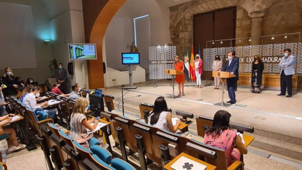 ep la vicepresidenta tercera y ministra de trabajo yolanda diaz y el presidente de la junta