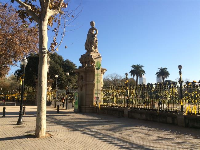 Lazos amarillos alrededor de la Ciutadella de Barcelona | EUROPA PRESS ep lazos amarillos alrededorla ciutadellabarcelona