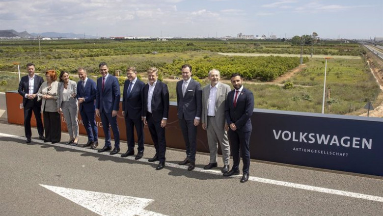 Pedro Sánchez visita los terrenos de la futura planta de baterías de Seat y Volkswagen en Sagunto (Valencia). | FERRAN NADEU ep pedro sanchez visita los terrenos de la futura planta de baterias de seat y volkswagen en sagunto
