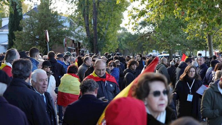 ep pequena concentracion de franquistas en las inmediaciones del cementerio de el pardo mingorrubio