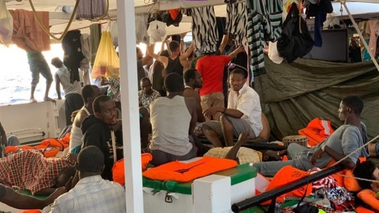 Personas rescatadas por el Open Arms, fondeado frente a la isla italiana de Lampedusa. | @OPENARMS_FUND ep personas rescatadasopen arms fondeado frentela isla italianalampedusa