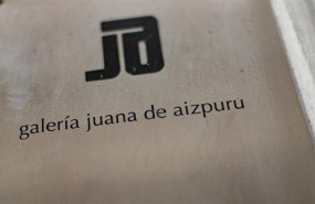 ep placa con el logo y nombre de la galeria de arte juana de aizpuru situada en la madrilena calle