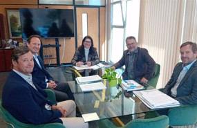 ep reunion de la delegada de industria energia y minas lucia nules con miembros de la empresa